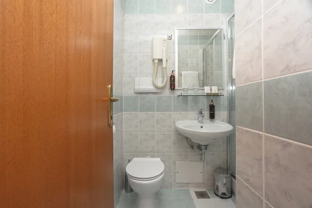 غرفة اقتصادية بثلاثة أسرّة بشرفة، Hotel Punta Vodice 10/10