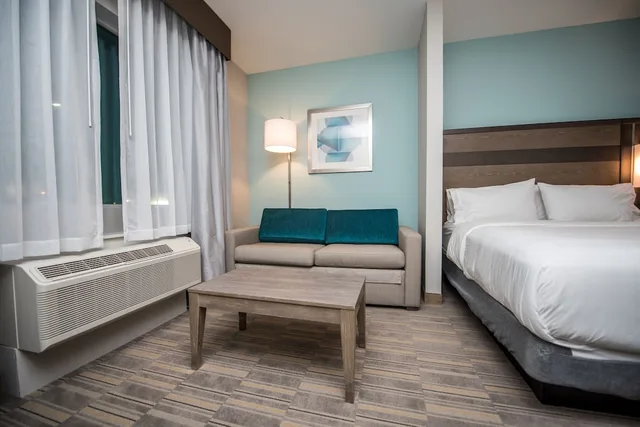 جناح بسريرين كوين مع أريكة، Holiday Inn Express & Suites Lake Charles South Casino Area 1/10