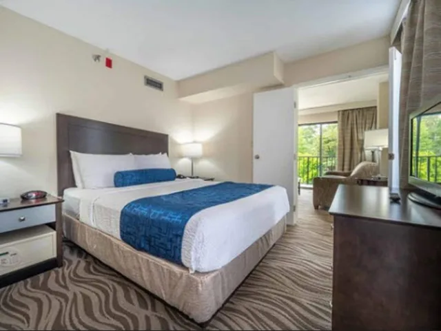 Suite, 3 Queen Beds, Lake View, The Breakers Hotel and Suites 2/3