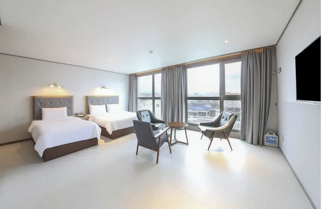 غرفة سوبيريور صغيرة بسرير كوين وسرير فردي، Sunrise Hotel Sungsan 7/10