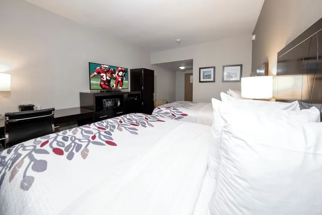 غرفة ديلوكس بسريرين كوين بإطلالة على البحيرة، Red Roof Inn & Suites Newburgh - Stewart Airport/ West Point 3/8