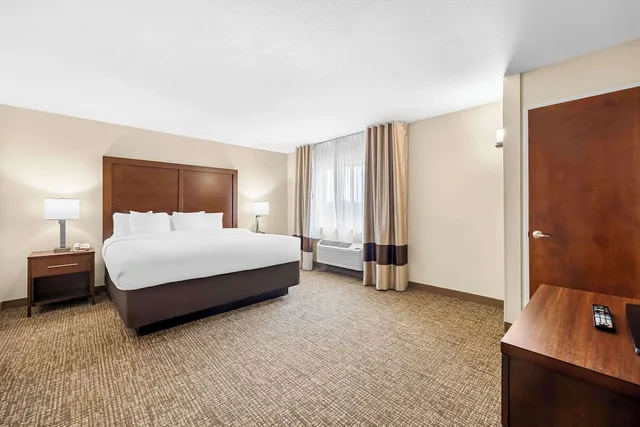 جناح بسرير كينج وسرير كوين مع أريكة، Comfort Inn Suites Pueblo 3/8