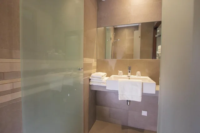 شقة بسرير كينج وسريرين منفصلين بغرفة نوم واحدة، Golden Tulip West Ende 9/10