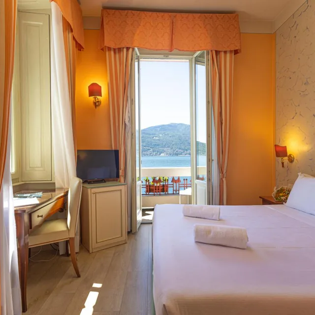 غرفة ديلوكس بسرير مزدوج أو سريرين منفصلين بإطلالة على البحيرة بشرفة، Hotel Pallanza 5/10