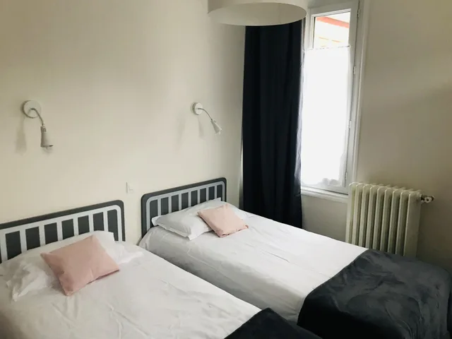 غرفة بسريرين منفصلين، Hôtel De La Paix 1/3