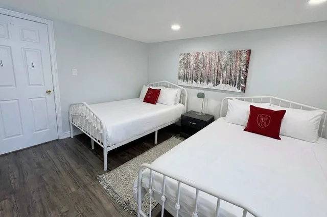 Green, 3 Queen Beds, Sofa, The Lodges At Blue Mountain Wintergreen Condos 8/10