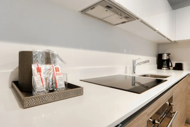 شقة ديلوكس بسرير كينج بإطلالة على البحر بغرفة نوم واحدة مع أريكة، CH Luxury Condos & Studios On The Beach 9/10