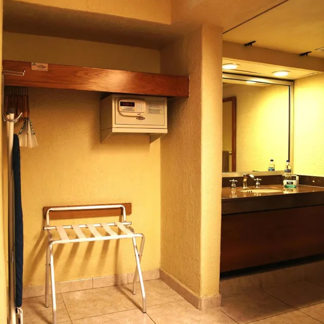 جناح جونيور، Hotel Jaragua 4/4