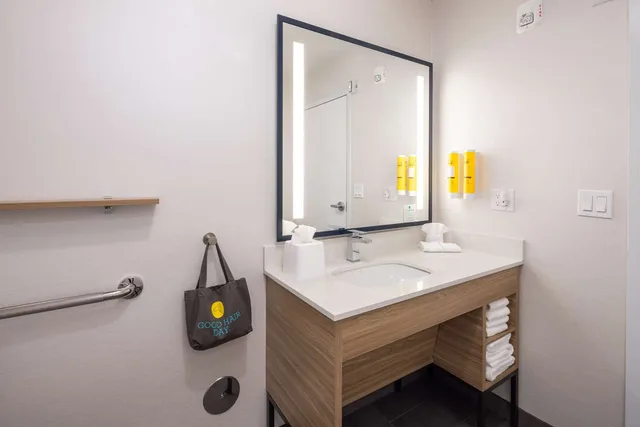 غرفة بسرير كينج بحوض استحمام لذوي الإعاقة، Tru by Hilton Yakima Airport 3/4