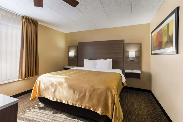 جناح بسرير كينج مع أريكة، Spark by Hilton Milwaukee Airport 2/5