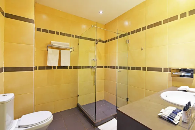 غرفة بسرير كوين بإطلالة على الحديقة بشرفة، Protea Hotel By Marriott Kampala 3/3