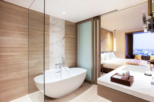 Room, King Bed, Crowne Plaza Vientiane by IHG 4/4