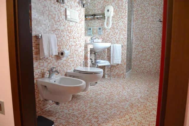 جناح، Hotel Don Guglielmo 7/7