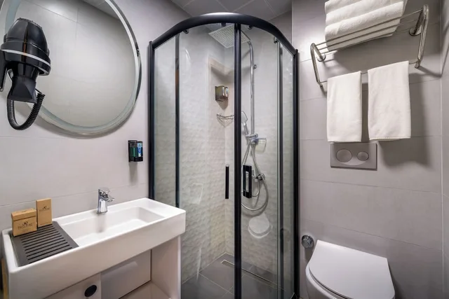 غرفة عائلية بسرير كوين وسريرين فرديين، Elite Port Hotel Istanbul Airport 5/6