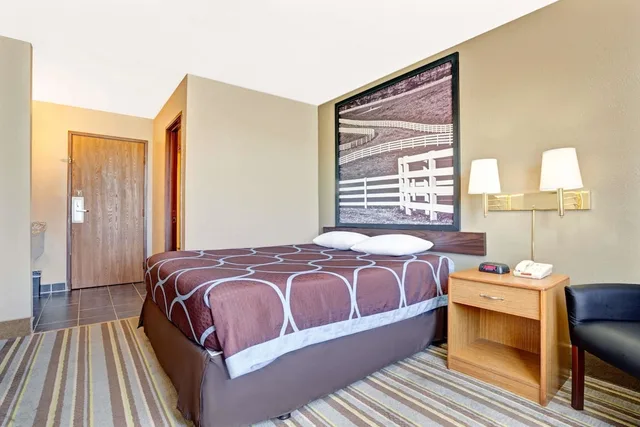غرفة تنفيذية بسرير كوين، Super 8 by Wyndham Louisville Airport 2/3