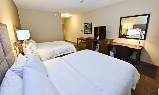 غرفة بسريرين كوين بحوض استحمام، Hampton Inn Kirksville 1/3