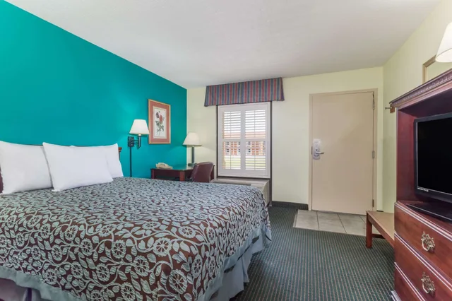 غرفة بسرير كوين، Days Inn By Wyndham Marianna 2/6