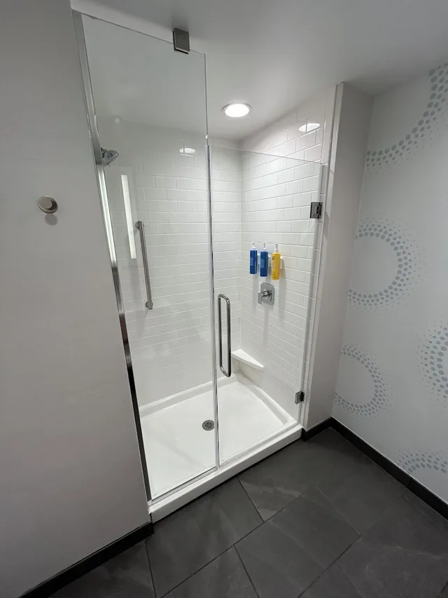 غرفة بسرير كينج، Tru by Hilton Bellefonte 3/4