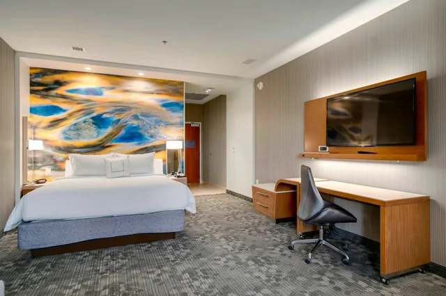 غرفة بسرير كينج، Courtyard by Marriott Niagara Falls, USA 2/5