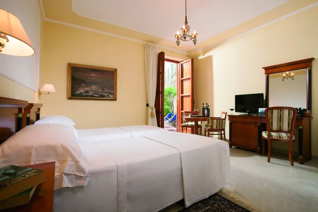 غرفة كلاسيكية بسريرين منفصلين بغرفة نوم واحدة، Majestic Palace Sorrento, Curio Collection by Hilton 3/5