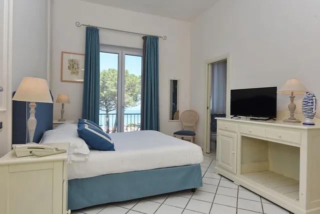 غرفة بانورامية بسرير مزدوج بإطلالة على البحر بشرفة، Garden Riviera 2/9