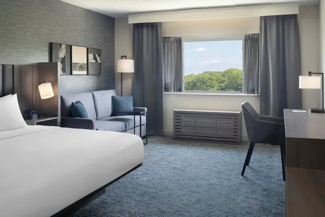 غرفة تقليدية بسرير كينج مع أريكة، Sheraton Framingham Hotel Conference Center 4/9