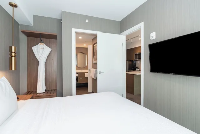 جناح بسرير كينج مع أريكة بمطبخ، Sandman Signature Sherwood Park Hotel 2/4
