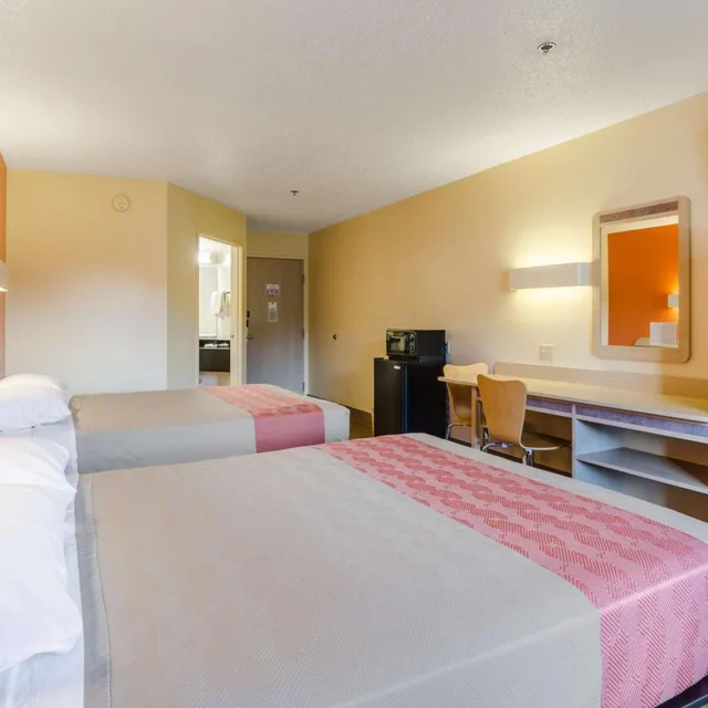 غرفة بسريرين كوين للمدخنين، Motel6 Bristol, VA 1/8