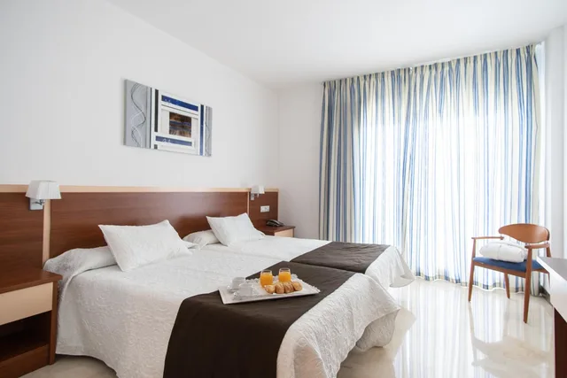 غرفة قياسية بسريرين منفصلين بإطلالة على البحر، Sun Palace Albir and Spa 1/4