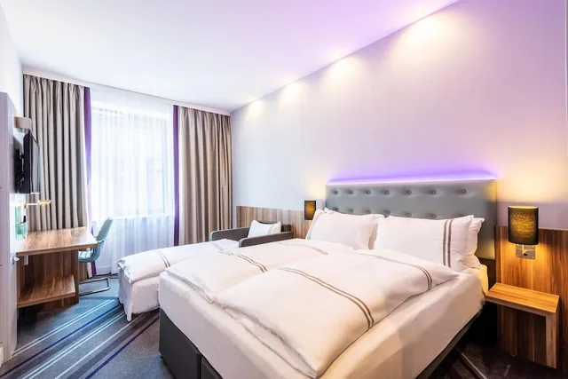 غرفة عائلية ثلاثية بسرير مزدوج مع أريكة، Premier Inn Frankfurt City Centre Hotel 1/2