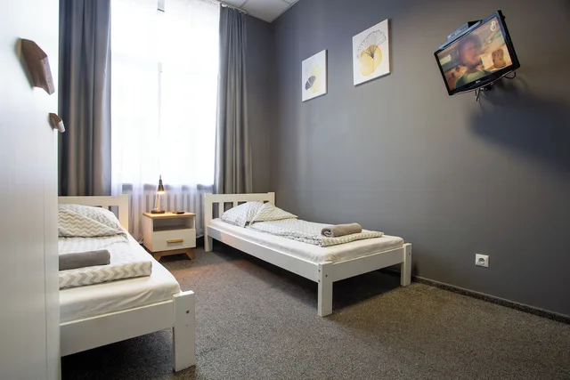 غرفة بسريرين منفصلين بحمام خاص، Moon Hostel Wroclaw 2/4