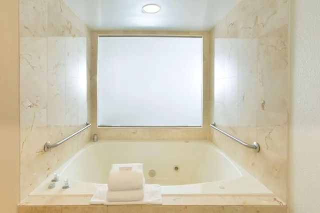 جناح ديلوكس بسرير كينج بغرفة نوم واحدة مع أريكة بحوض جاكوزي، Hilton Garden Inn Daytona Beach Airport 5/5