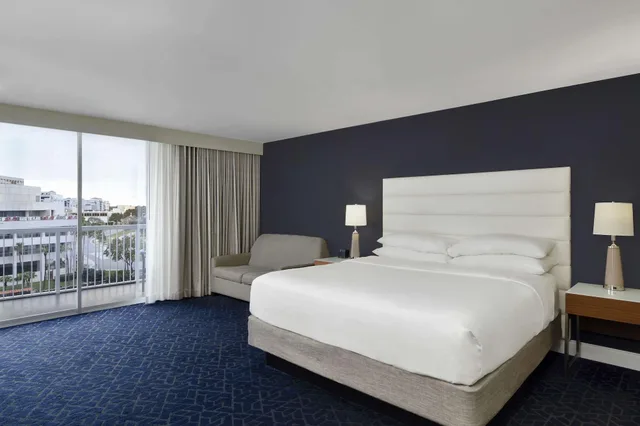 غرفة بإطلالة على النهر بغرفة نوم واحدة بحوض استحمام لذوي الإعاقة، Hotel Tampa Riverwalk 1/5