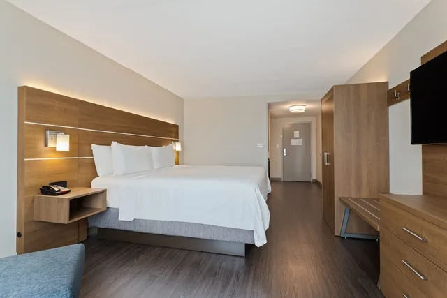 غرفة قياسية بسرير كينج لذوي الإعاقة، Holiday Inn Express Hotel & Suites Largo-Clearwater 1/5