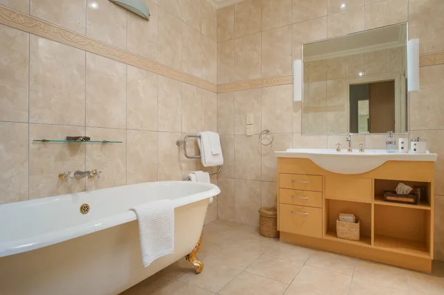 Luxury, Twin Beds, King Bed, Partial Lake View, Private Bathroom، Chalet Eiger 9/10
