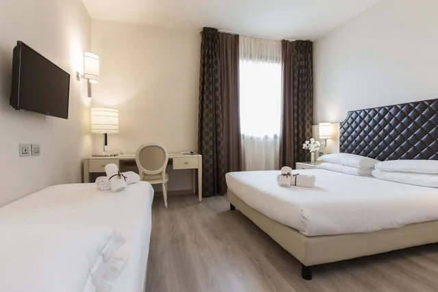 غرفة كلاسيكية ثلاثية بسرير مزدوج وسرير فردي، Just Hotel Lomazzo Fiera 1/1
