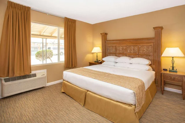 غرفة بسرير كينج، Travelodge by Wyndham Hawthorne 1/2
