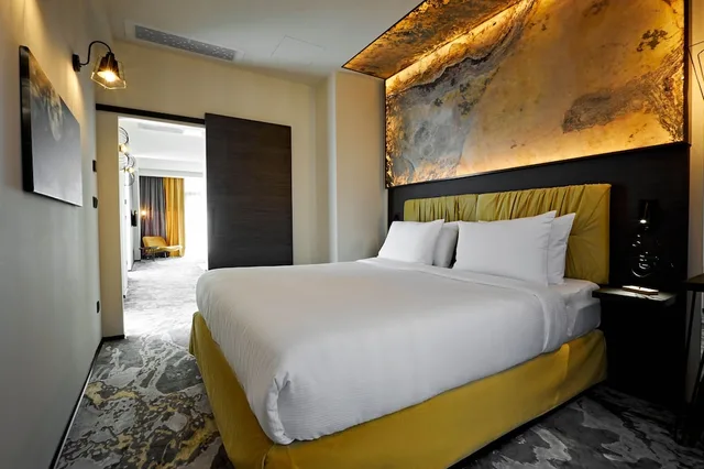 جناح بريميوم بسرير كينج بإطلالة على البحر مع أريكة بمطبخ صغير، Miramare Magnetic Beach Hotel 6/9