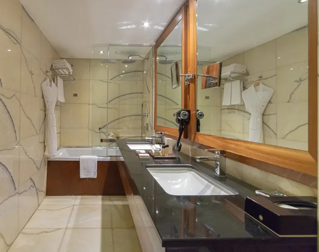 جناح جونيور بسرير كينج مع دخول صالة النادي، Crowne Plaza Istanbul Harbiye Hotel 3/5