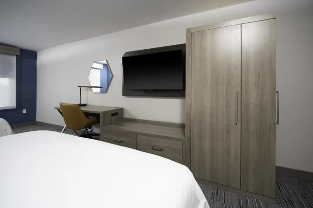 غرفة بسرير كينج مع أريكة لذوي الإعاقة، Holiday Inn Express Hotel Suites Atlanta Johns Creek 3/8