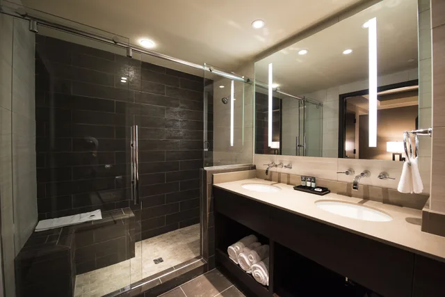Executive, Suite, King Bed, Cherokee Casino & Hotel Roland 2/2