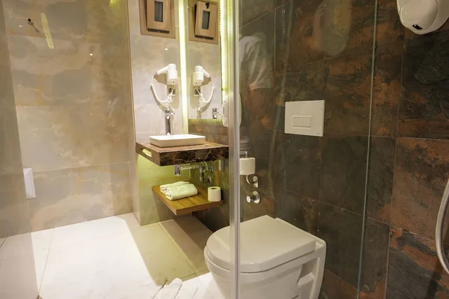 Junior Suite, King Bed, Sofa, Kitchenette, First Suites Hotel 3/3