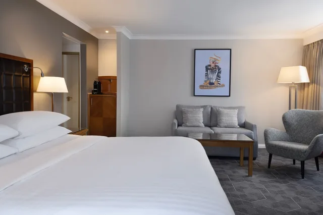 غرفة سوبيريور بسرير كينج مع أريكة، Delta Hotels by Marriott Northampton 1/4