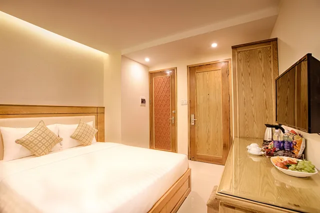 Room, Queen Bed, No Window, Sea Castle Hotel 2/6