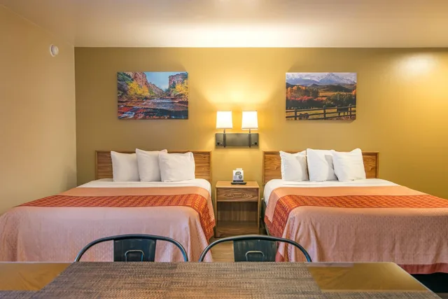 غرفة بسريرين كوين بمطبخ، Glenwood Springs Cedar Lodge 2/7