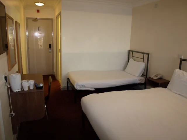 غرفة بسريرين منفصلين وسرير كينج وسرير فردي، 247Hotel.com 7/10