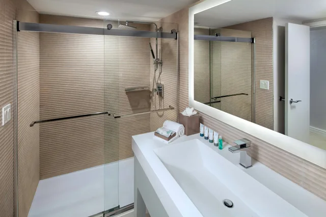 غرفة بسرير كينج، The Westin Grand Cayman Seven Mile Beach Resort & Spa 2/2