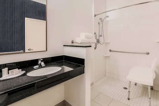 غرفة بسرير كينج لذوي الإعاقة، Fairfield Inn & Suites Houston Westchase 4/4