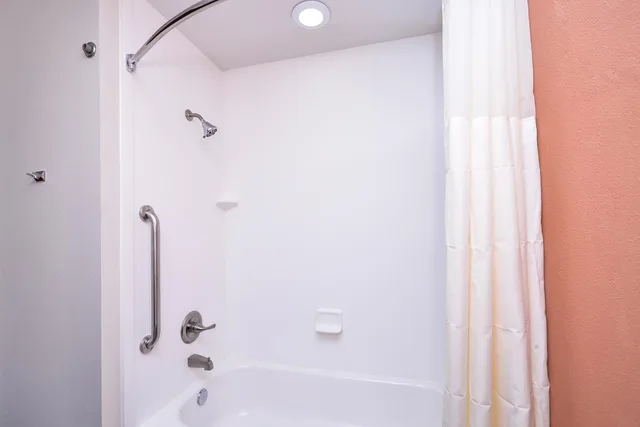 غرفة بسرير كينج بحوض جاكوزي لذوي الإعاقة، Sleep Inn Suites Austin Northeast 8/8