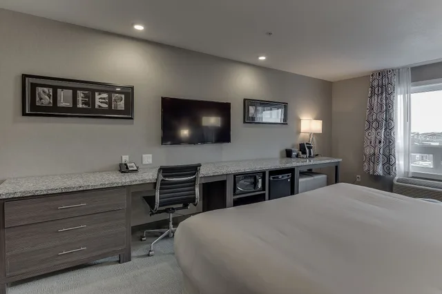 Business, King Bed, Home Inn Suites Saskatoon South 3/6